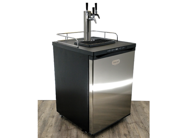 Kegerator, sort tappetårn og kraner(Ølkjøler med tappetårn)